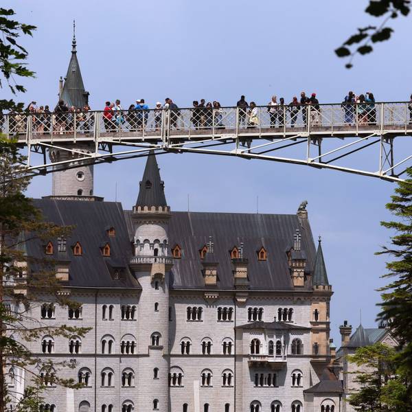 Touristen stehen auf der Marienbrücke vor dem Schloss Neuschwanstein.
