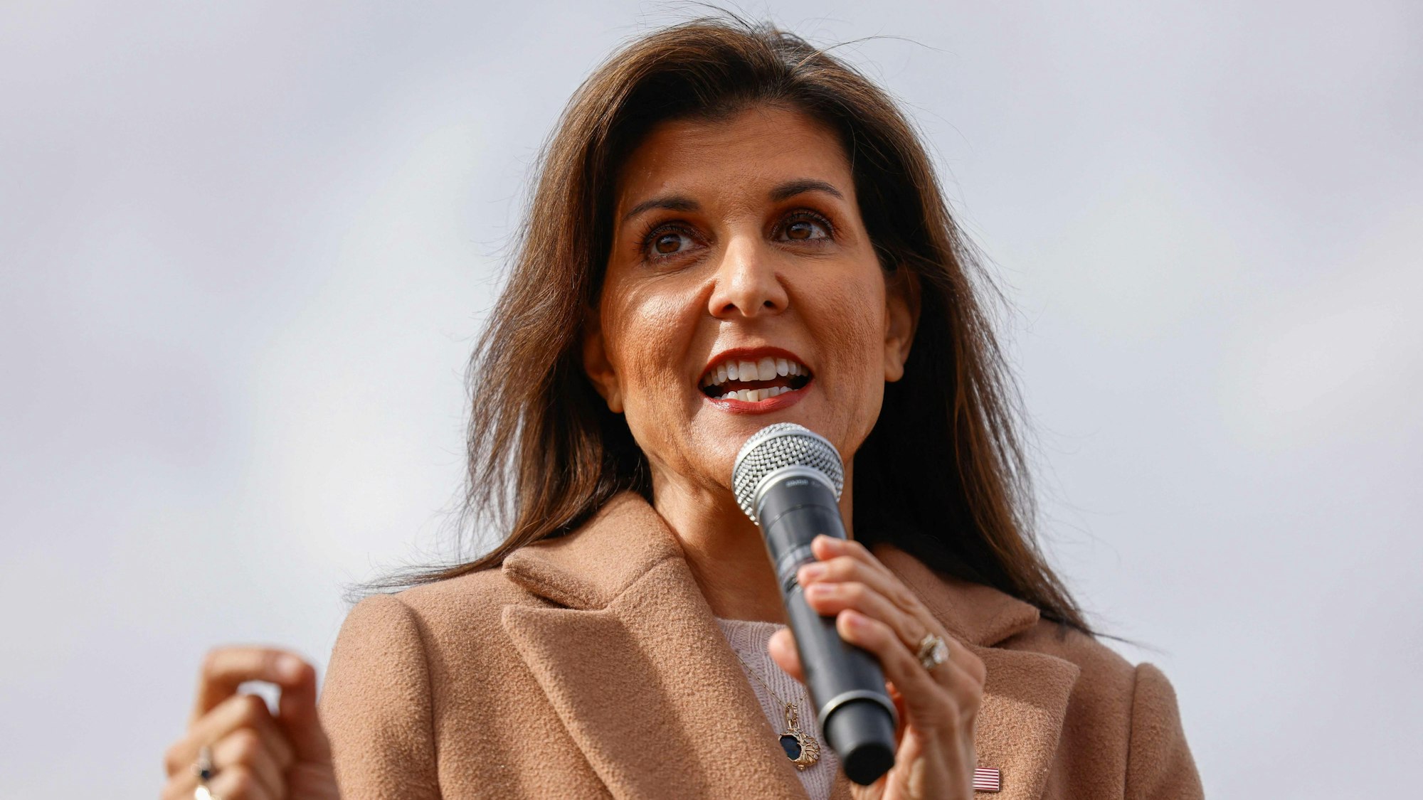 Die republikanische Präsidentschaftskandidatin und ehemalige UN-Botschafterin Nikki Haley spricht bei einem Wahlkampfauftritt in South Carolina.
