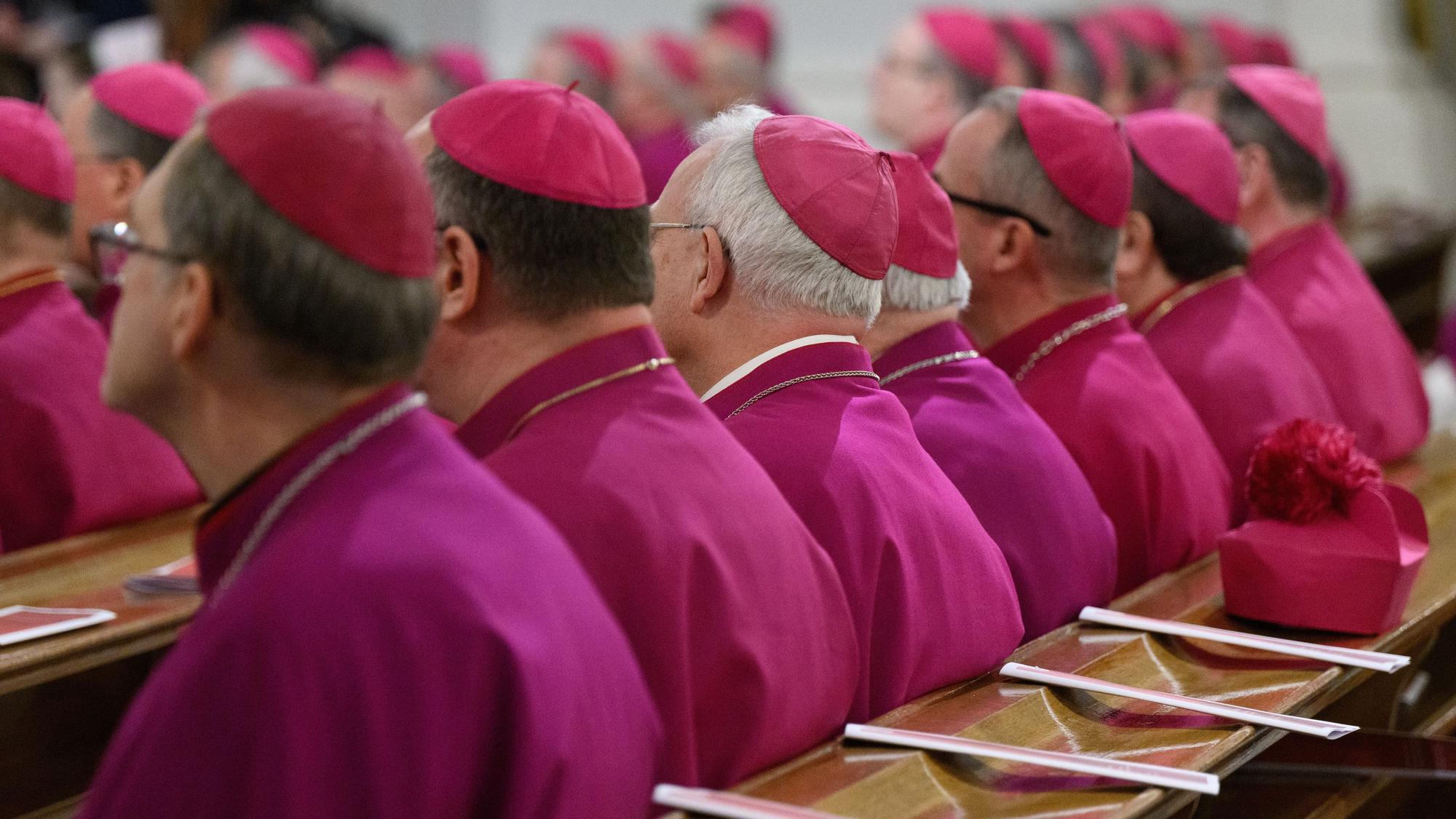 27.02.2023, Sachsen, Dresden: Bischöfe sitzen beim Eröffnungsgottesdienst der Frühjahrsvollversammlung der Deutschen Bischofskonferenz in der Hofkirche. Die Deutsche Bischofskonferenz ist das Führungsgremium der katholischen Kirche in Deutschland. Die Vollversammlung tritt zweimal im Jahr zusammen. Foto: Robert Michael/dpa +++ dpa-Bildfunk +++