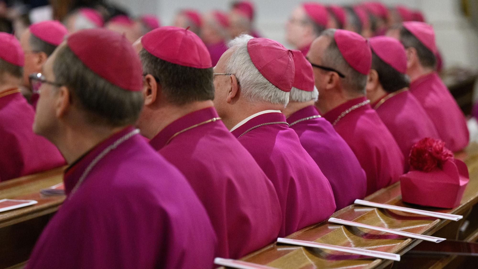 27.02.2023, Sachsen, Dresden: Bischöfe sitzen beim Eröffnungsgottesdienst der Frühjahrsvollversammlung der Deutschen Bischofskonferenz in der Hofkirche. Die Deutsche Bischofskonferenz ist das Führungsgremium der katholischen Kirche in Deutschland. Die Vollversammlung tritt zweimal im Jahr zusammen. Foto: Robert Michael/dpa +++ dpa-Bildfunk +++
