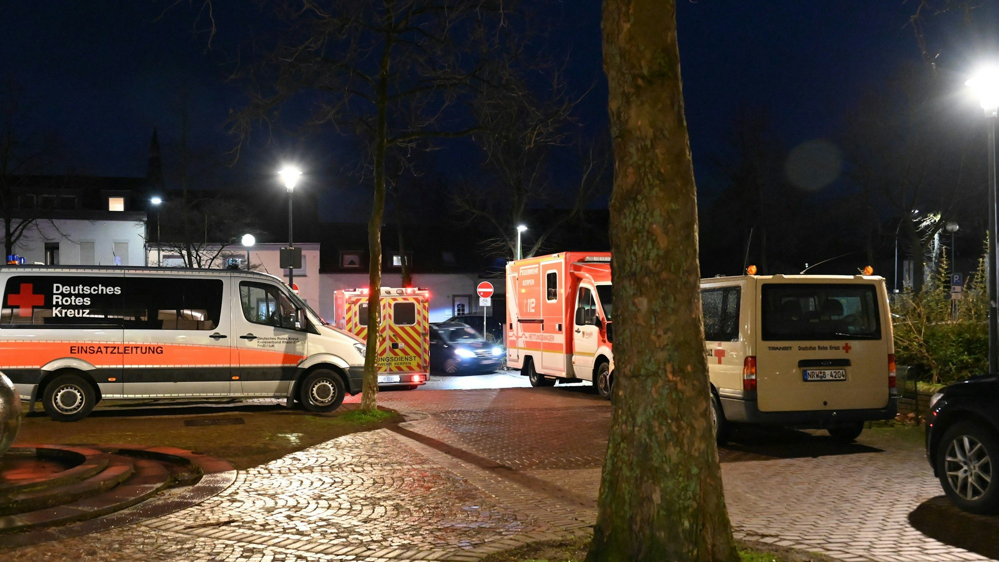 In Kerpen ist eine Weltkriegsbombe gefunden worden. Einsatzfahrzeuge stehen an der Jahnhalle.