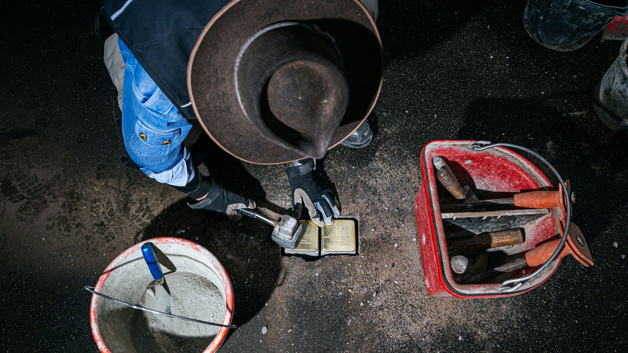 Künstler Gunter Demnig verlegt Stolpersteine an der Lindenburger Allee.