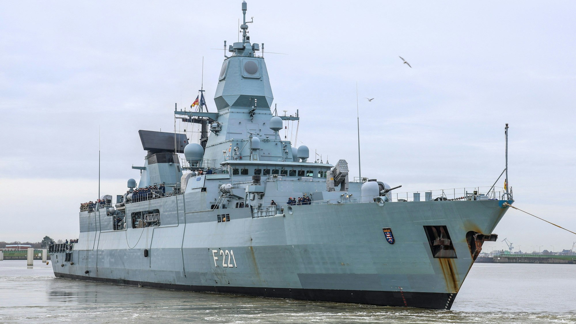 Die Fregatte F 221 Hessen der deutschen Marine verlässt den Heimathafen Wilhelmshaven in Richtung Mittelmeer.