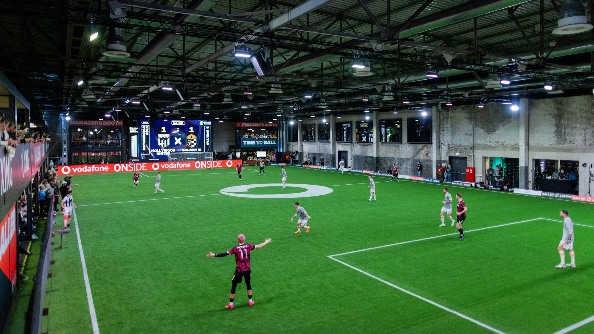 Fußball-Event in Köln: Die „Baller League“ verfolgen Zuschauer in der Kölner Motorworld, vor allem aber im Livestream.