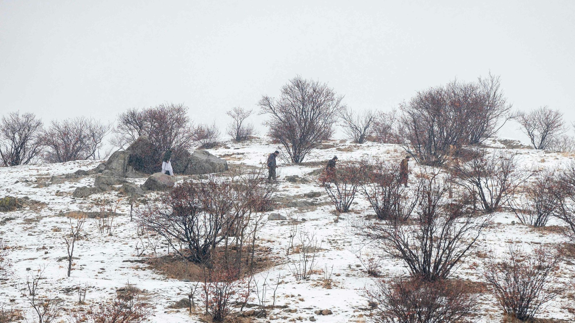 Schnee liegt auf einem Berg in der Nähe von Kabul, Afghanistan.