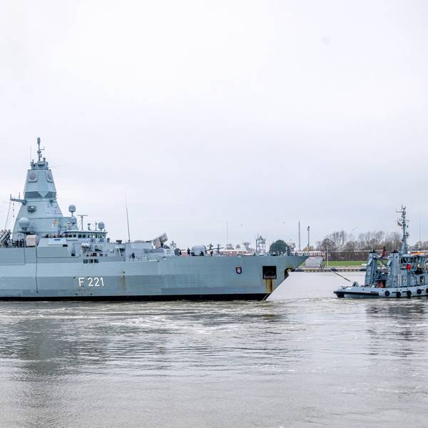 ARCHIV - 08.02.2024, Niedersachsen, Wilhelmshaven: Die Fregatte «Hessen» läuft aus dem Hafen aus.