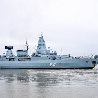 ARCHIV - 08.02.2024, Niedersachsen, Wilhelmshaven: Die Fregatte «Hessen» läuft aus dem Hafen aus.