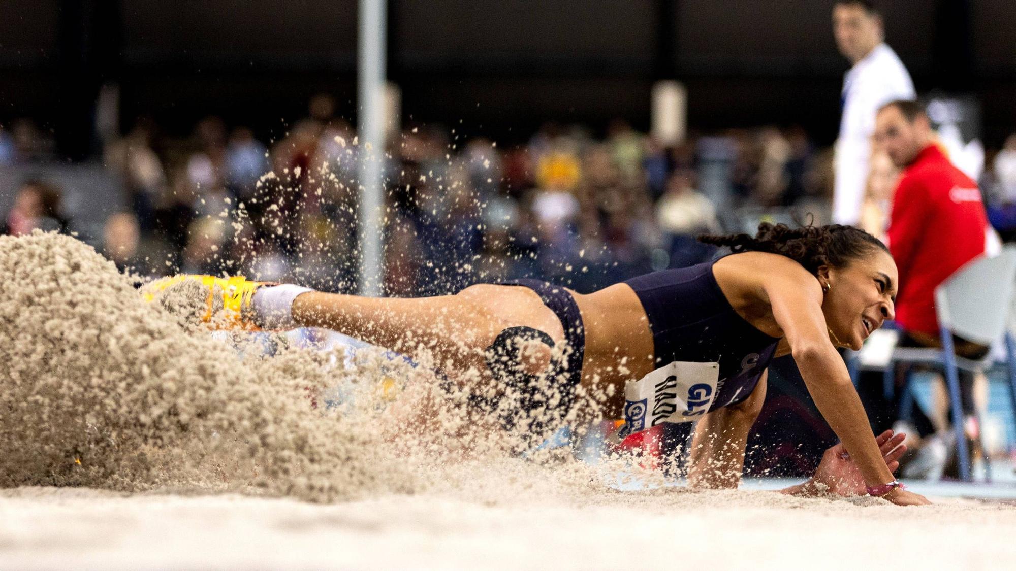 Deutsche Leichtathletik-Hallenmeisterschaften Leipzig, 17.02.2024 Im Sandwirbel: Die frischgebackene Deutsche Meisterin im Dreisprung der Frauen - Jessie Maduka Cologne Athletics Deutsche Leichtathletik-Hallenmeisterschaften am 17.02.2024 in der Quarterback Immobilien Arena in Leipzig Sachsen. *** German Indoor Athletics Championships Leipzig, 17 02 2024 In a swirl of sand The newly crowned German womens triple jump champion Jessie Maduka Cologne Athletics German Indoor Athletics Championships on 17 02 2024 at the Quarterback Immobilien Arena in Leipzig Saxony Copyright: xBEAUTIFULxSPORTS/R.xSchmittx