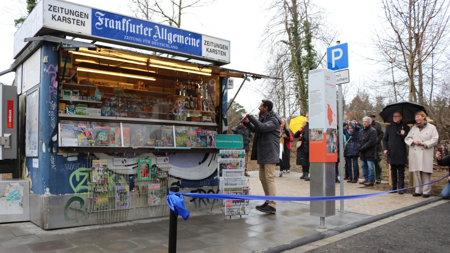 Der Zeitungskiosk stand bis 2021 in Bonn. Nun steht er mit geöffneter Klappe im Freilichtmuseum und bietet einen Blick auf das komplette Inventar.