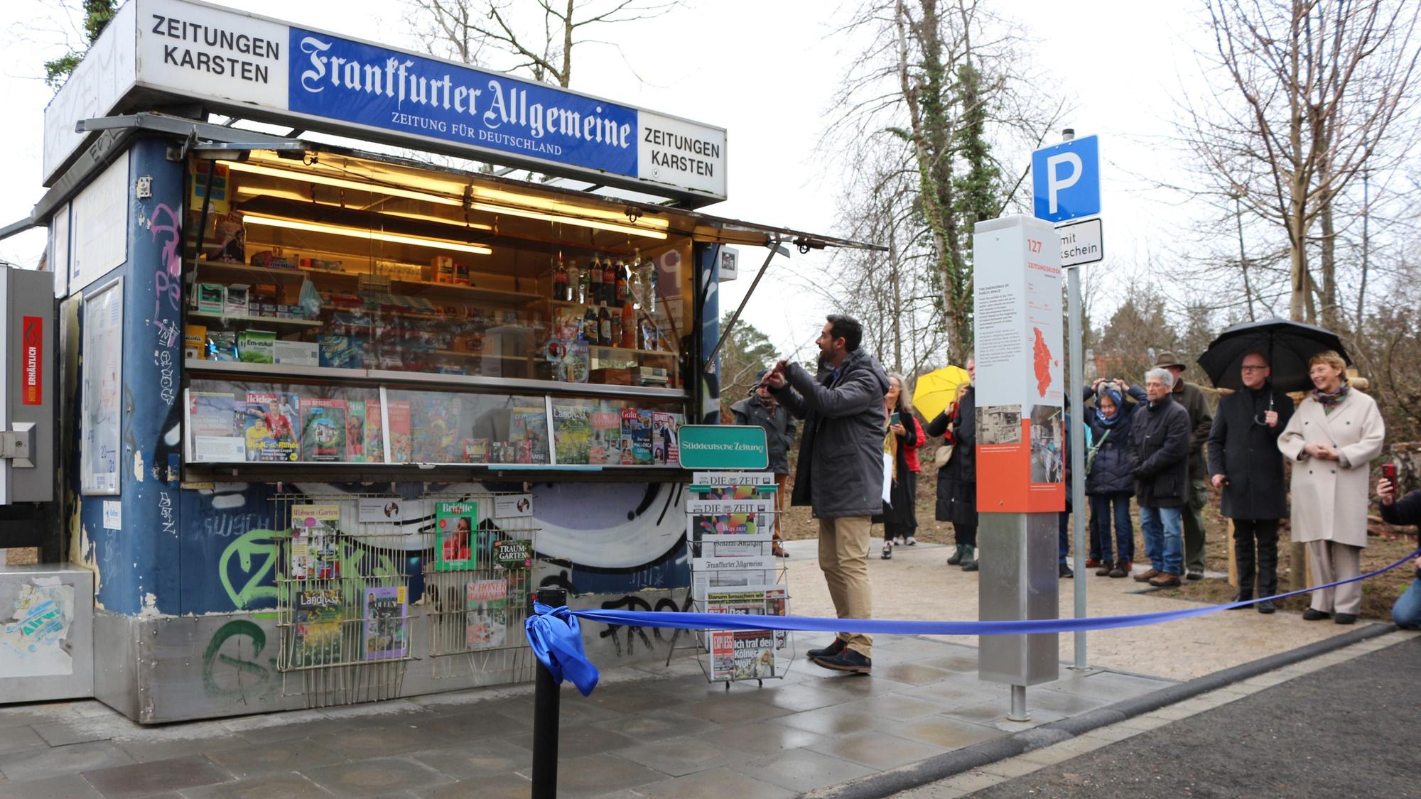 Der Zeitungskiosk stand bis 2021 in Bonn. Nun steht er mit geöffneter Klappe im Freilichtmuseum und bietet einen Blick auf das komplette Inventar.
