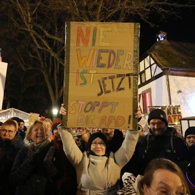 Demo gegen Rechtsextremismus in Bad Honnef
Übersicht Marktplatz, Demonstranten mit Schildern, auf einem steht „Nie wieder ist jetzt – stoppt die AfD“.
