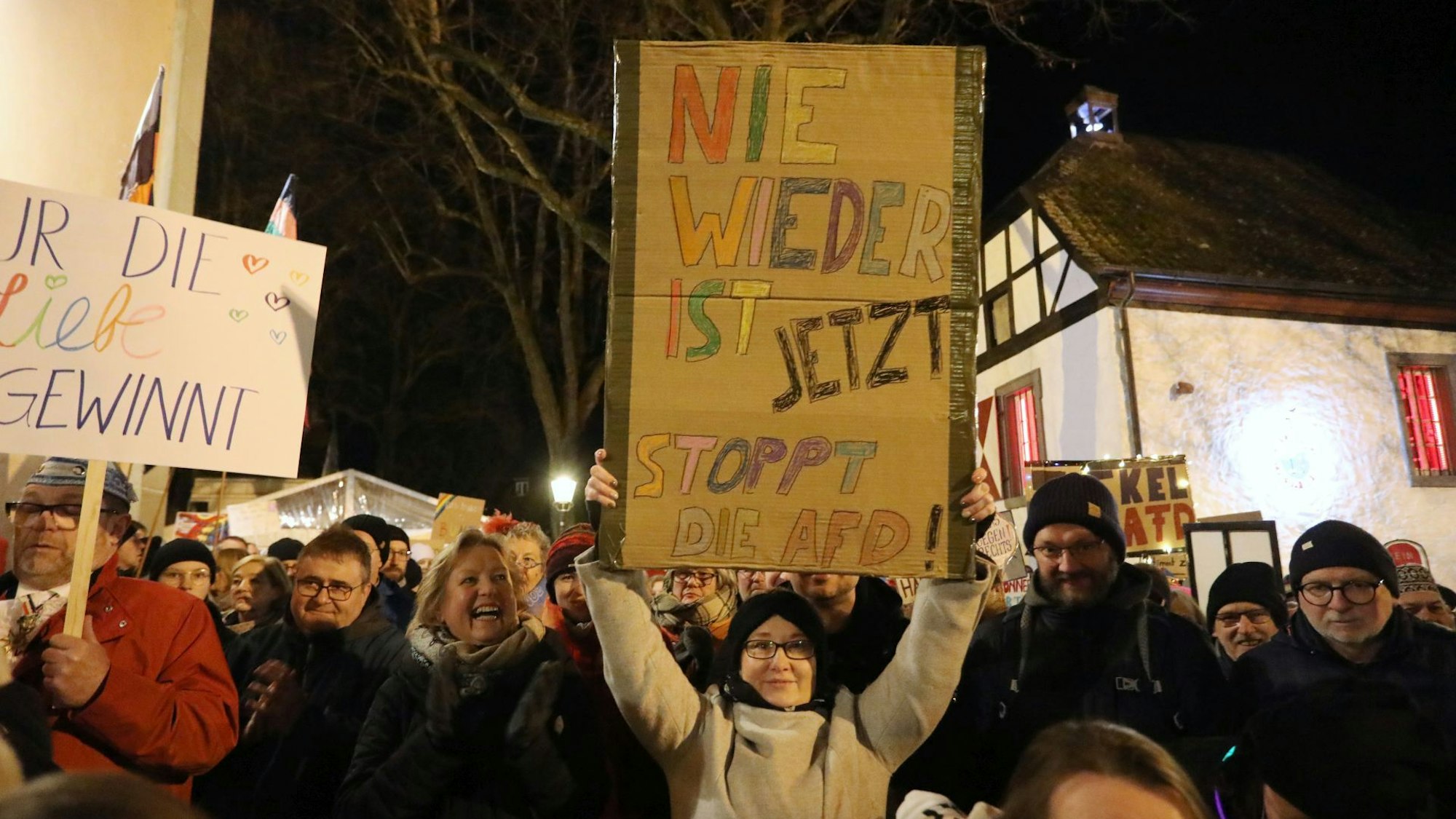 Demo gegen Rechtsextremismus in Bad Honnef
Übersicht Marktplatz, Demonstranten mit Schildern, auf einem steht „Nie wieder ist jetzt – stoppt die AfD“.