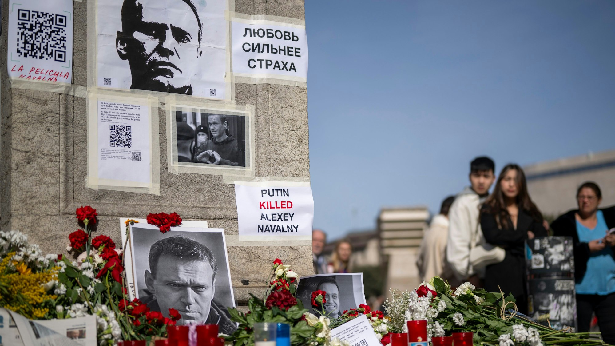 In vielen Ländern, wie hier in Spanien, erinnern Menschen nach dessen Tod an Alexej Nawalny. Wie der Kreml-Kritiker starb, ist bislang nicht geklärt.