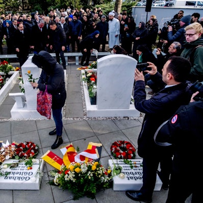 Freunde, Familien und Gäste trauern um die Getöteten der rassistisch-motivierten Morde in Hanau. Zum vierten Jahrestag kam auch Innenministerin Nancy Faeser (SPD).