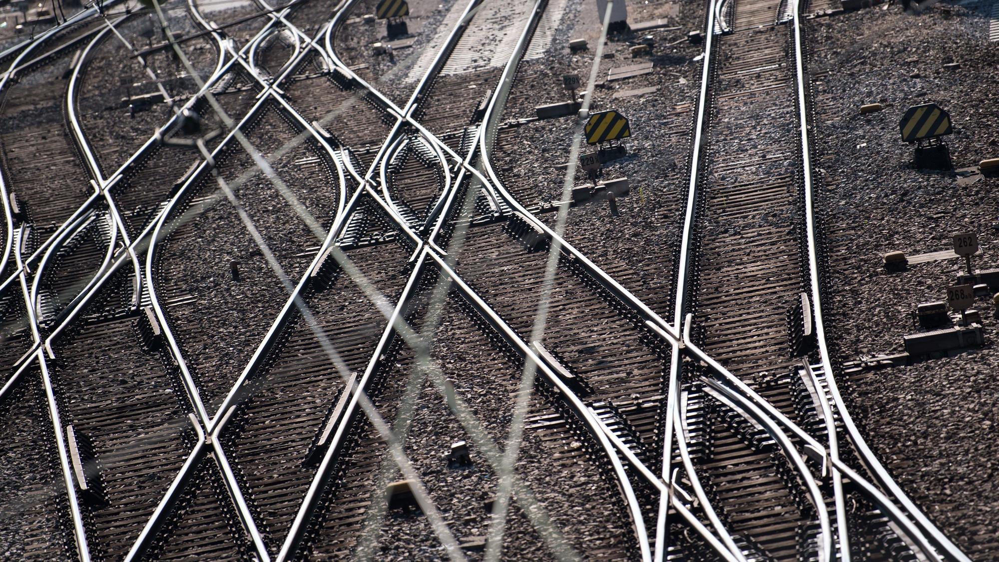 Gleise und Oberleitungen sind an einem Hauptbahnhof zu sehen.