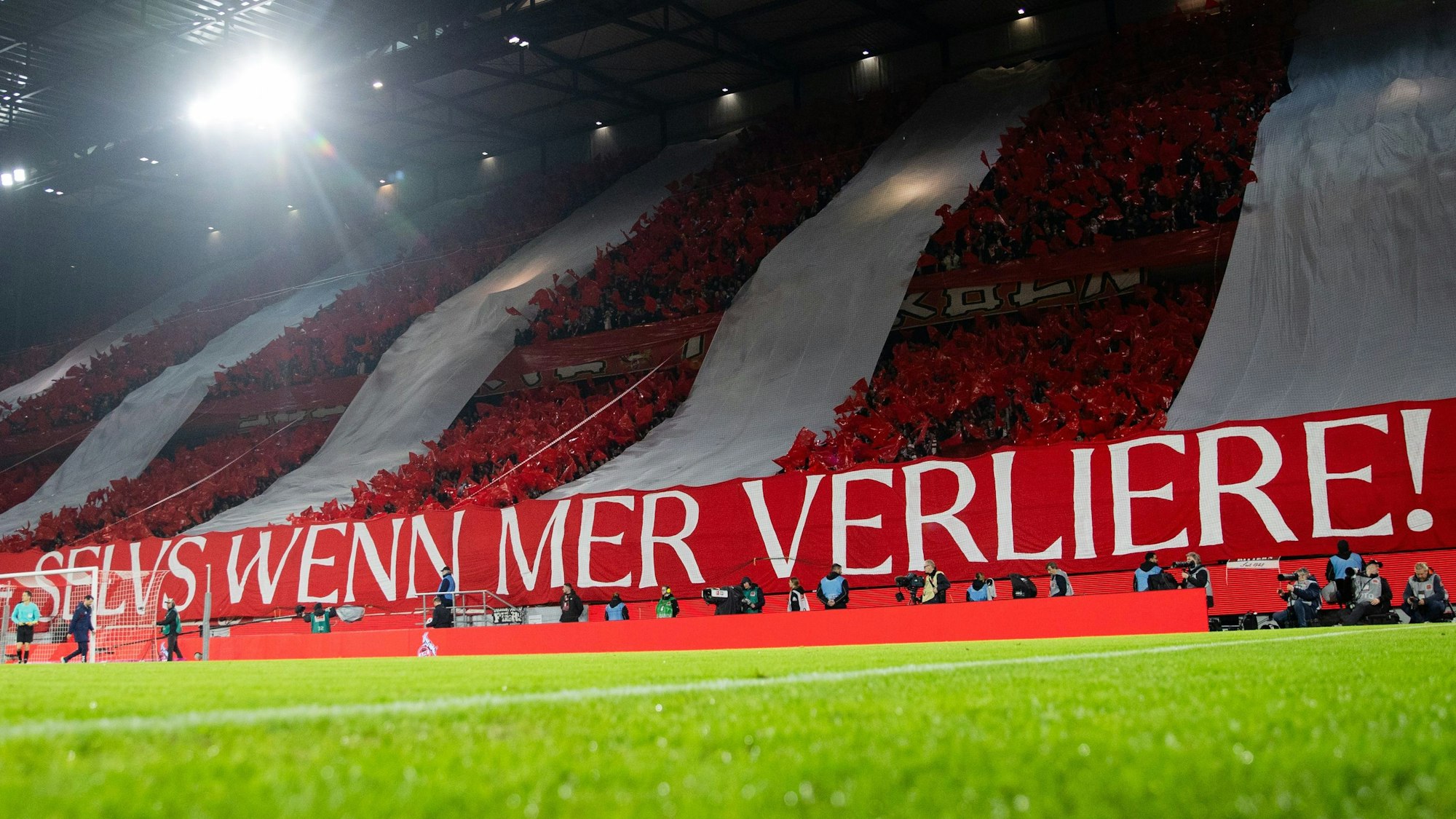 Bundesliga, 1. FC Köln - Werder Bremen, 22. Spieltag, RheinEnergieStadion. Kölner Fans mit Choreo.