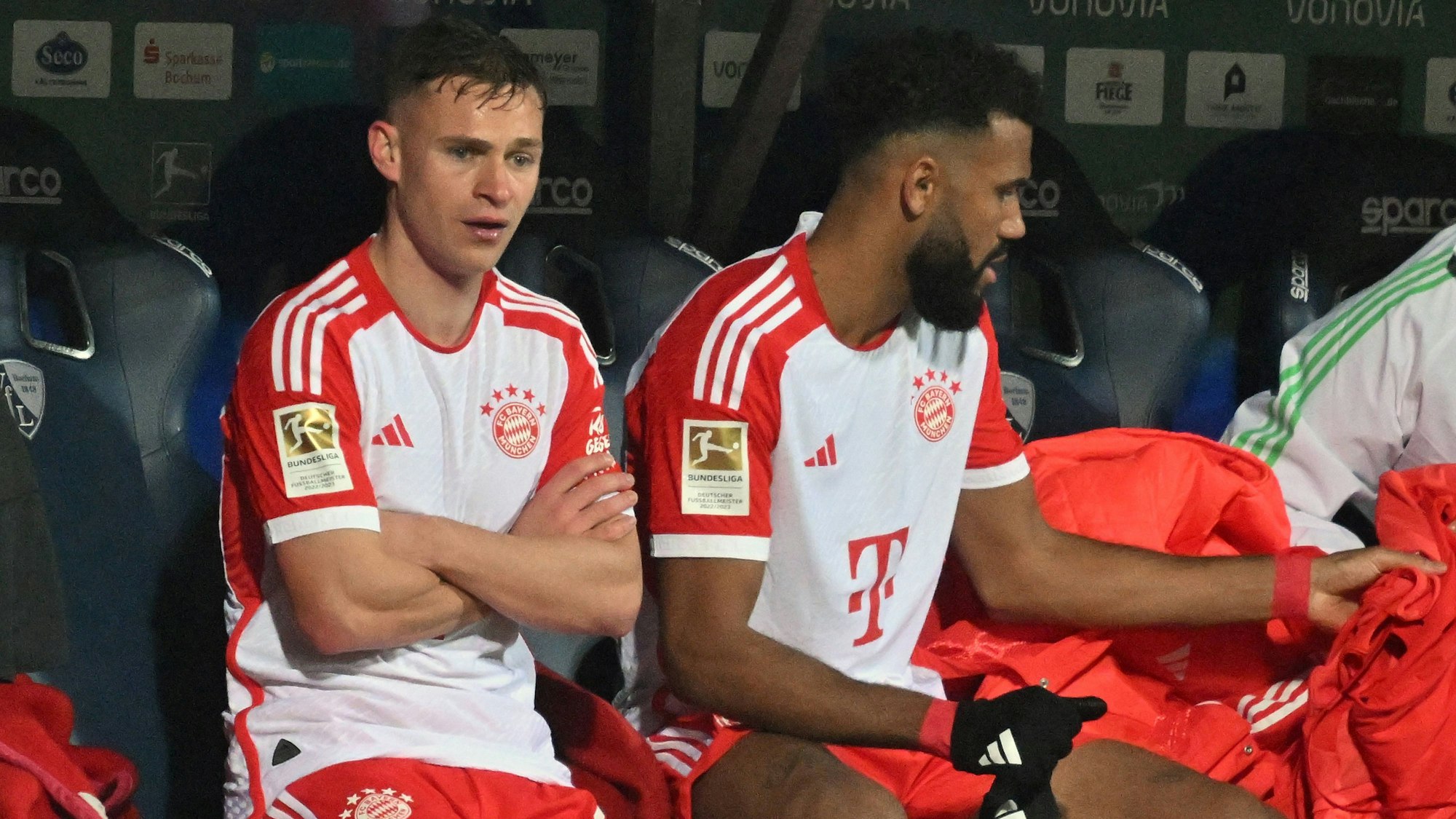 Bayern-Spieler Joshua Kimmich (l.) sitzt nach seiner Auswechslung frustriert aufd der Bank.