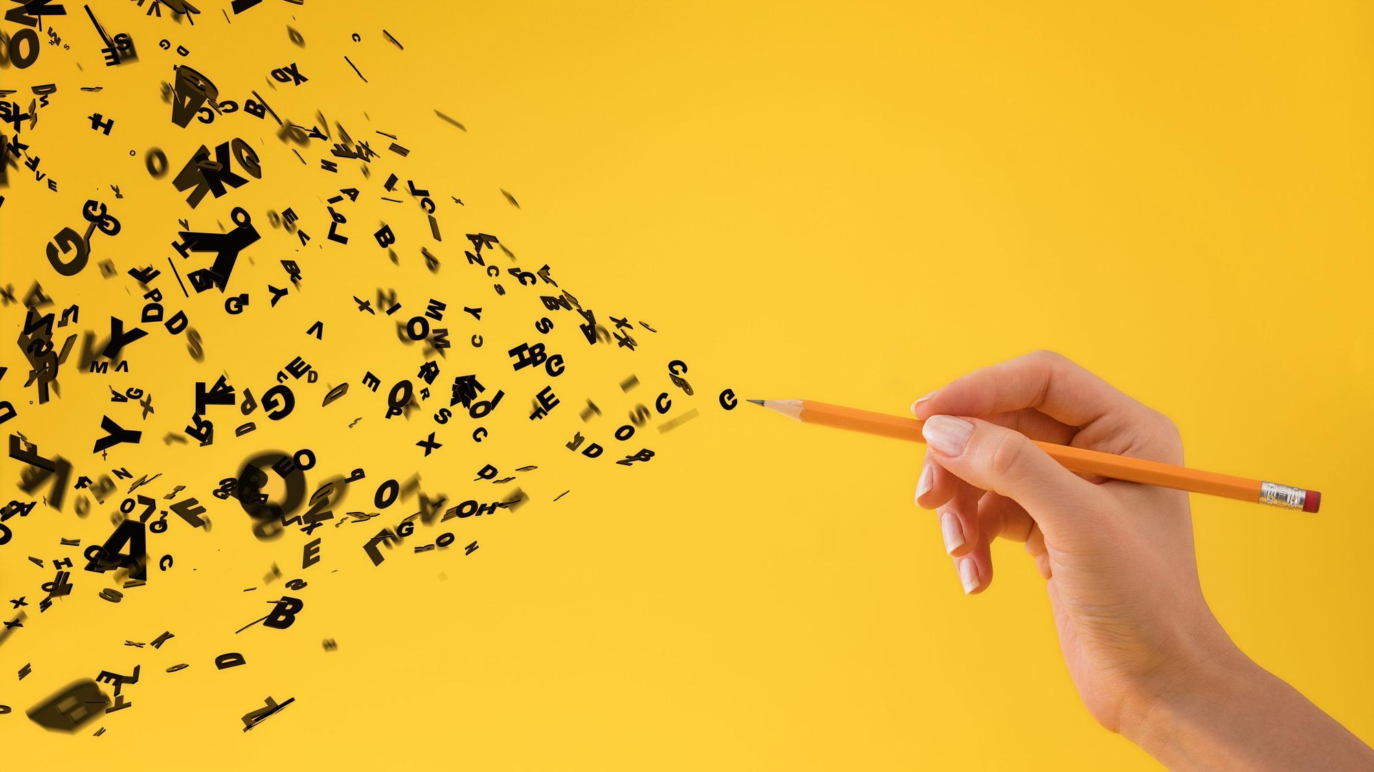 Illustration einer Hand mit Bleistift, aus dem schwarze Buchstaben fliegen