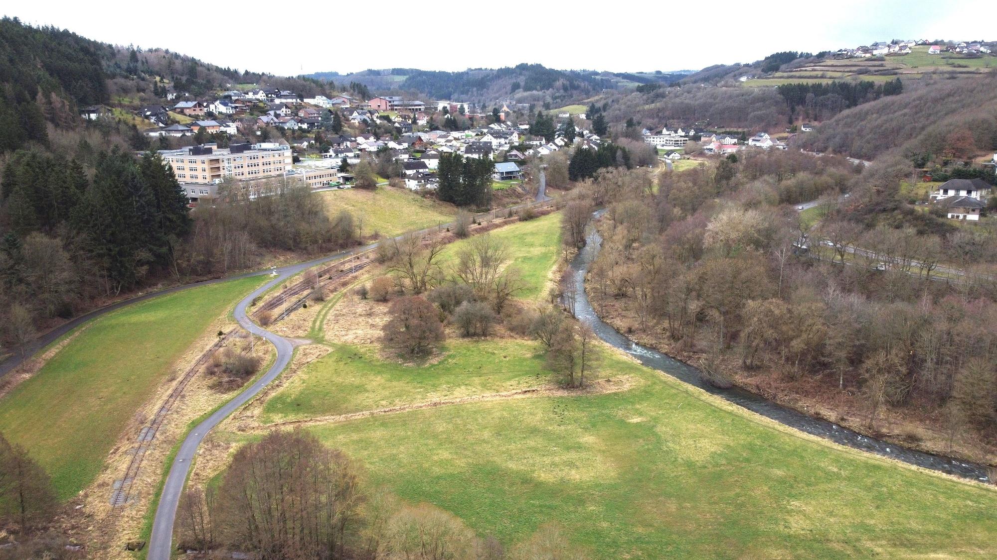 Blick in das Tal mit Schleiden im Hintergrund.