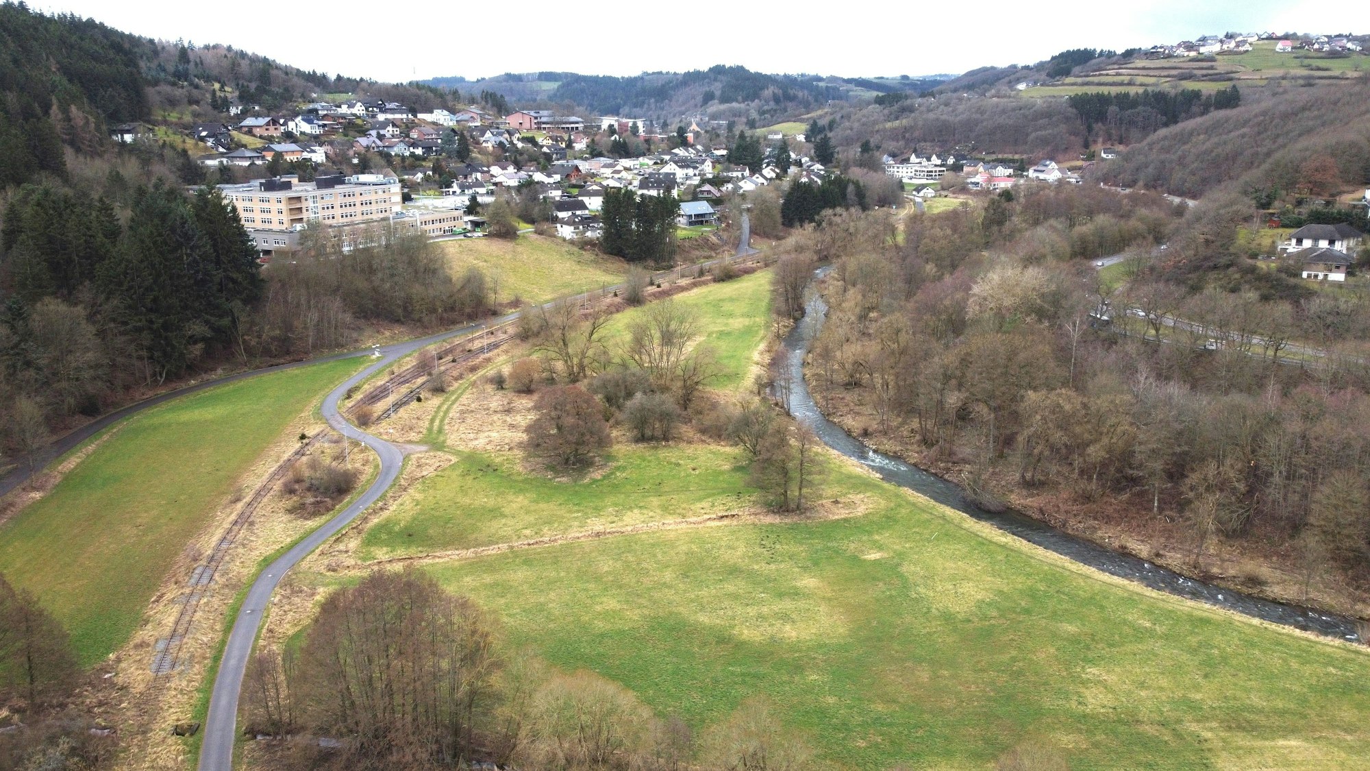 Luftaufnahme des Tals der Olef zwischen Schleiden und Olef.