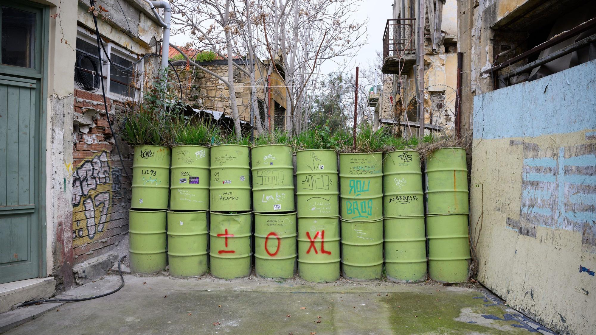 Nikosia: Grüne Fässer begrenzen in einer Straße von Nikosia die ·grünen Linie·. Die ·grüne Linie· ist die entmilitarisierte von den Vereinten Nationen (UN) überwachte Pufferzone zwischen dem türkisch besetzten Nordzypern und der Republik Zypern.