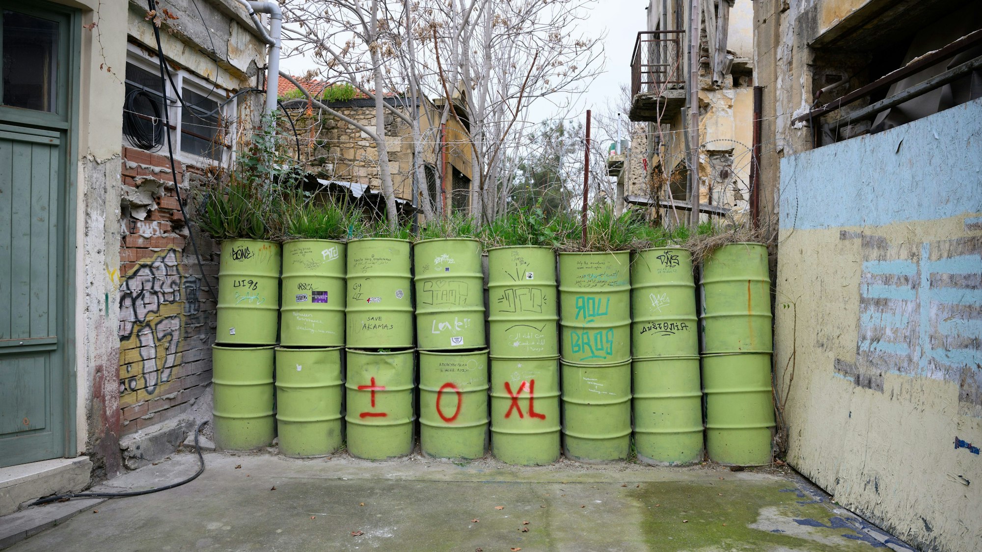 Nikosia: Grüne Fässer begrenzen in einer Straße von Nikosia die ·grünen Linie·. Die ·grüne Linie· ist die entmilitarisierte von den Vereinten Nationen (UN) überwachte Pufferzone zwischen dem türkisch besetzten Nordzypern und der Republik Zypern.