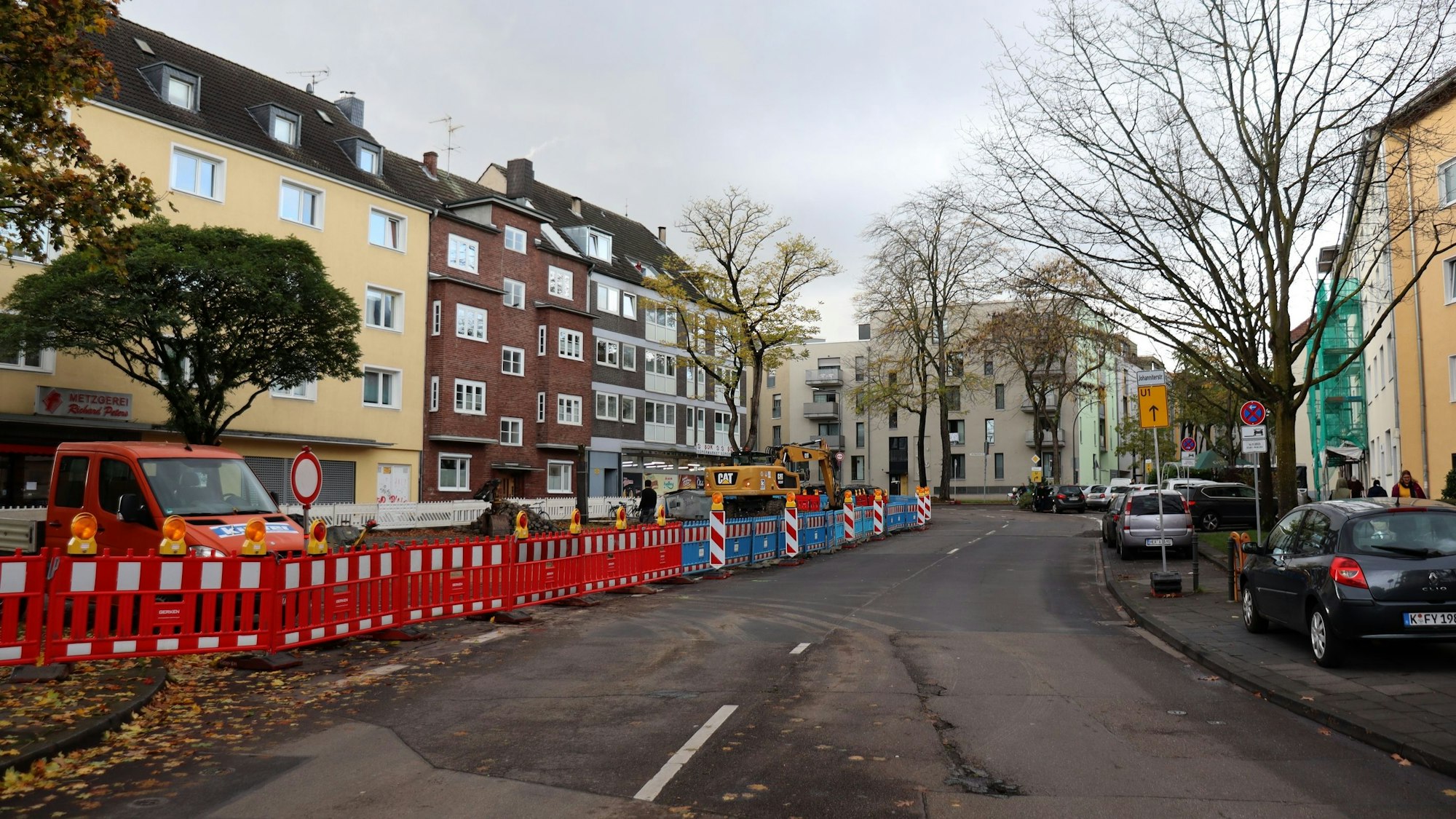 Ein Bauzaun steht entlang einer Anwohnerstraße.
