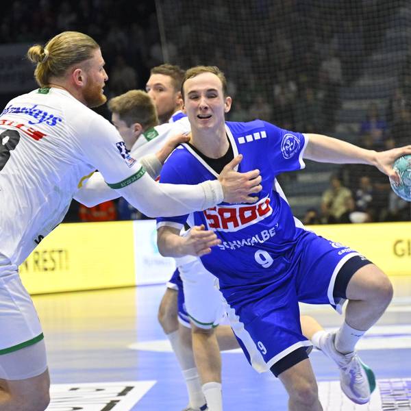 VfL-Neuzugang Arnor Oskarsson setzt sich gegen den Leipziger Maciej Gebala durch.