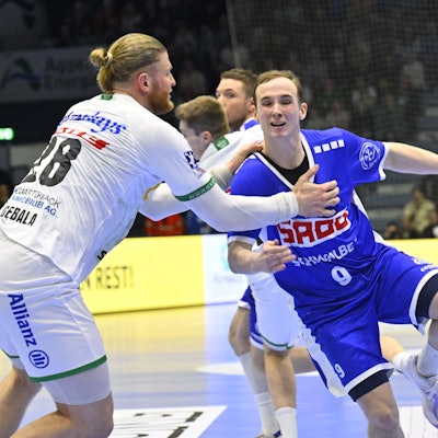 VfL-Neuzugang Arnor Oskarsson setzt sich gegen den Leipziger Maciej Gebala durch.