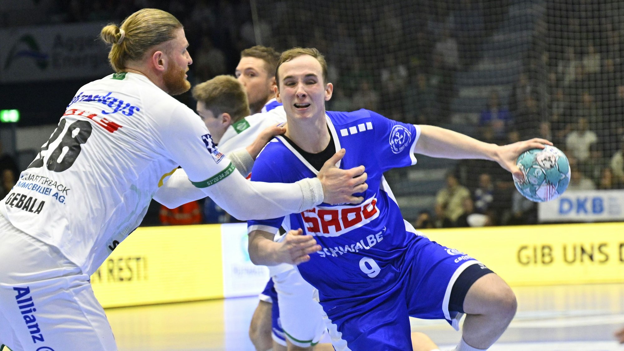 VfL-Neuzugang Arnor Oskarsson setzt sich gegen den Leipziger Maciej Gebala durch.