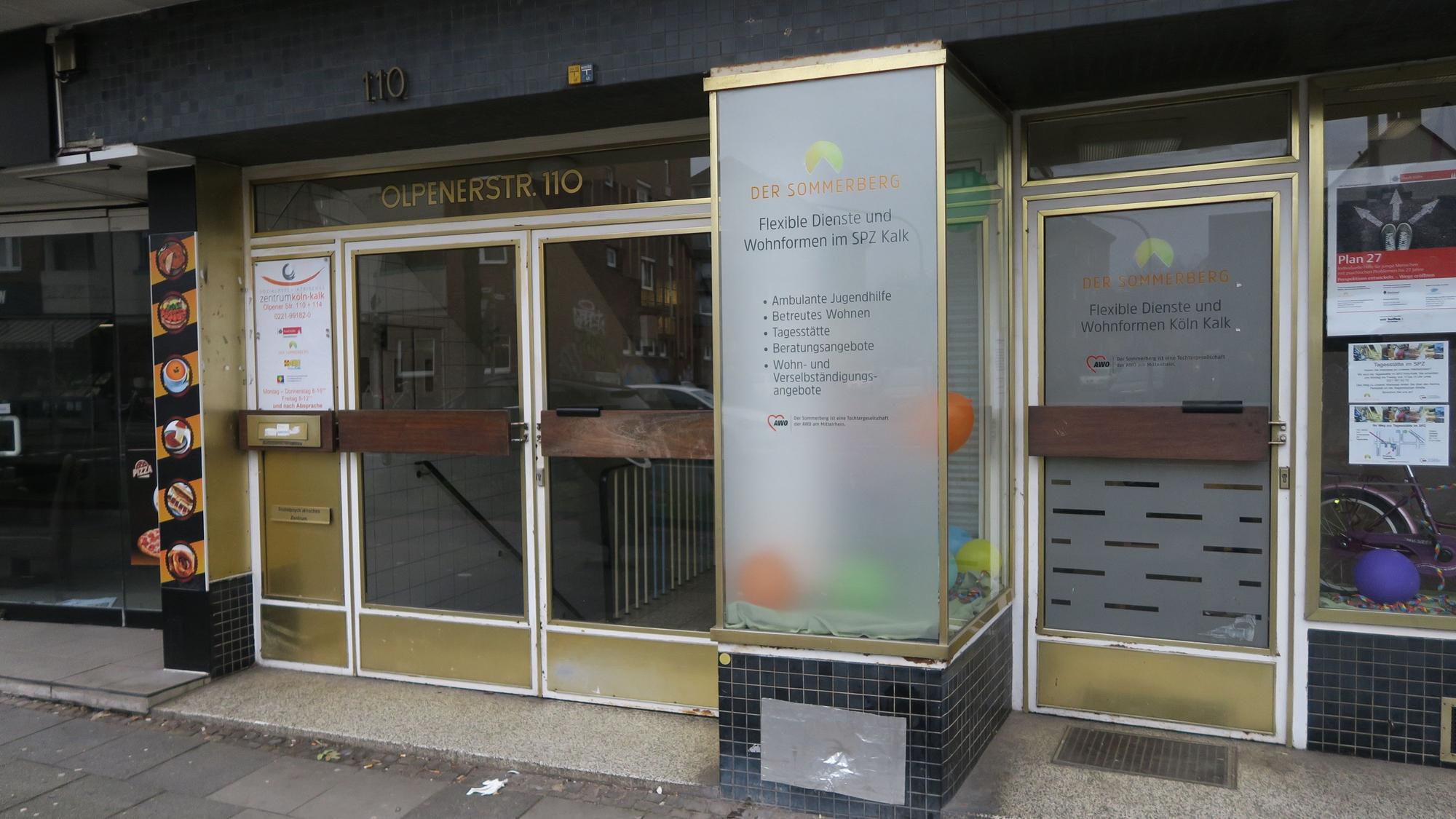 Zu sehen ist der Eingang zu Büroräumen an der Olpener Straße.