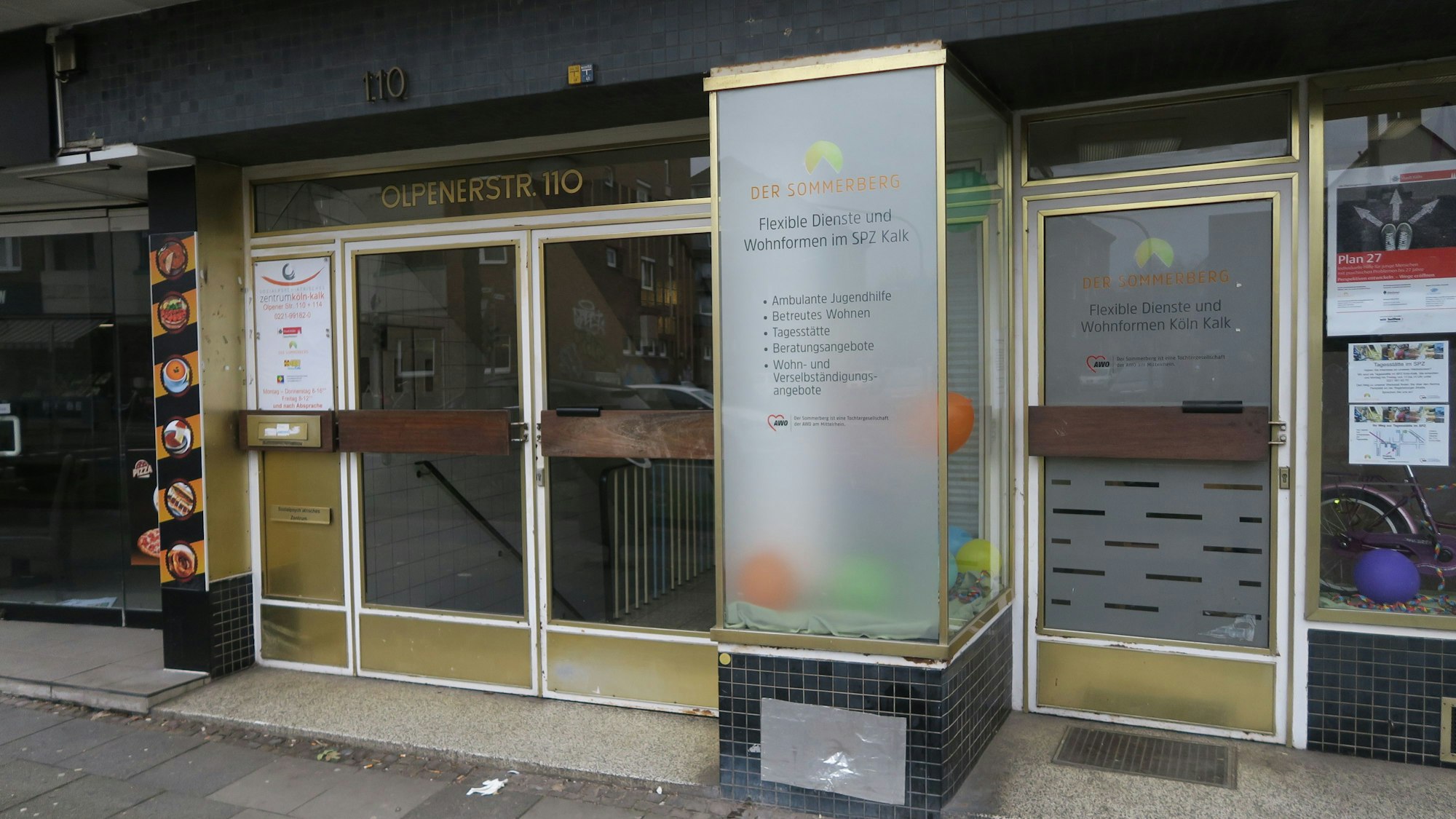 Zu sehen ist der Eingang zu Büroräumen an der Olpener Straße.