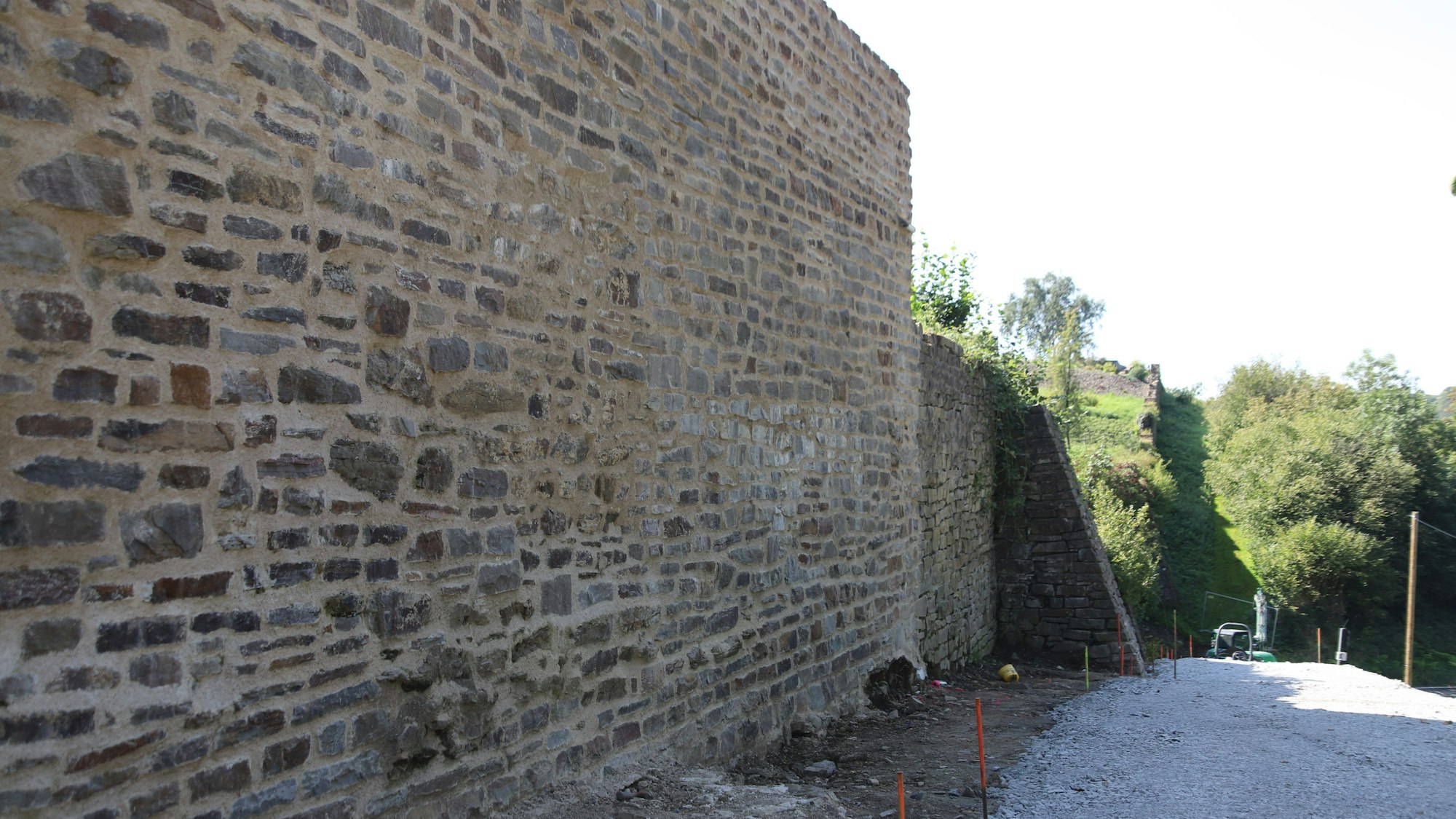 Die Arbeiten im Rahmen des Integrierten Handlungskonzepts Stadt Blankenberg schreiten voran, hier die Mauersanierung und der Panoramaweg.