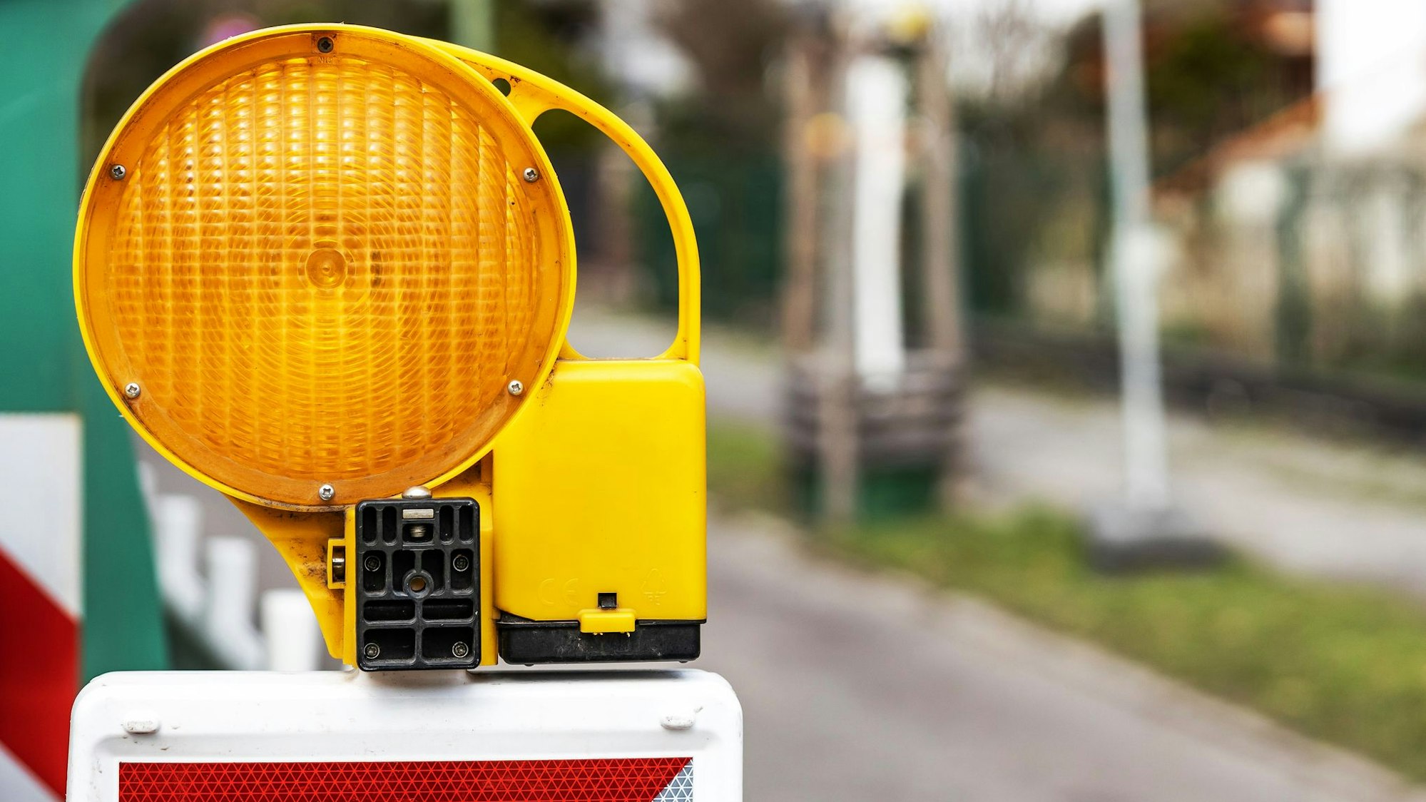 Warnleuchte an einer Baustelle auf der Straße.