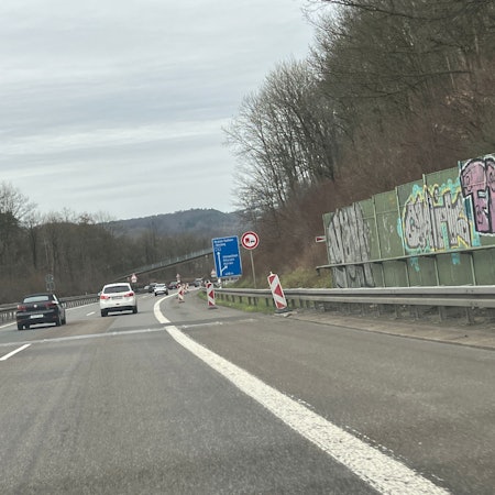 Autos fahren auf der A4.