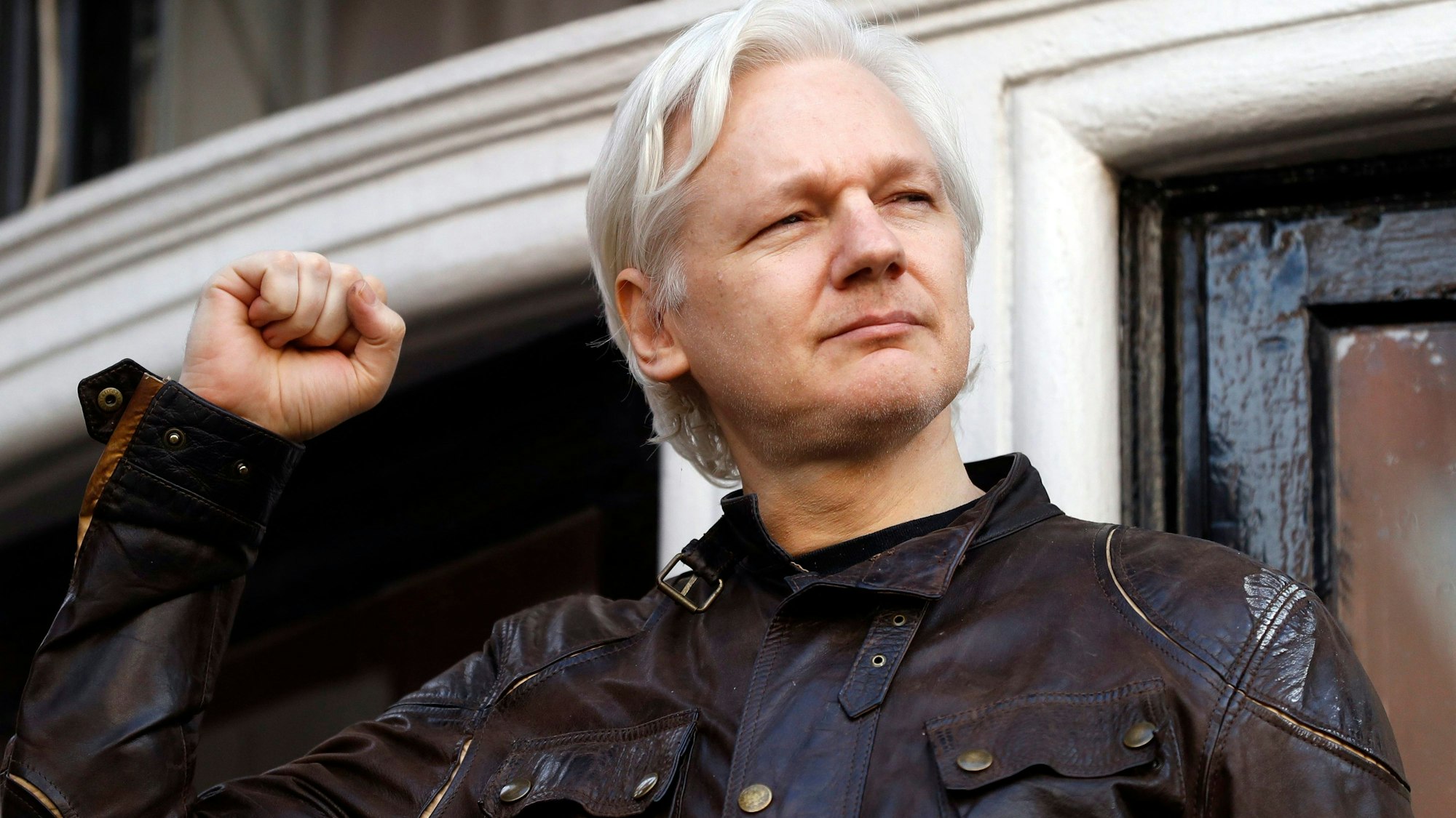 Julian Assange grüßt Unterstützer vor der ecuadorianischen Botschaft in London (Archivbild vom  19. Mai 2017). Der WikiLeaks-Gründer Julian Assange steht vor seiner möglicherweise letzten Gerichtsanhörung in England.