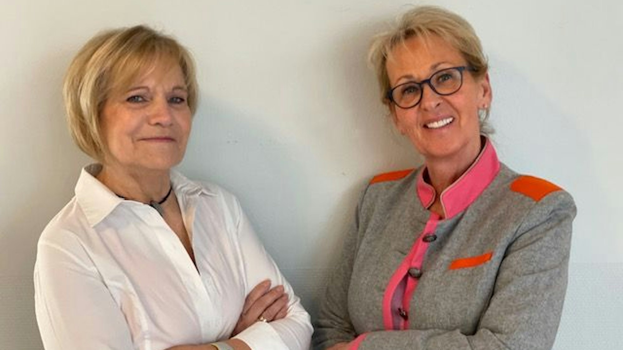 Gisela Baars (links) und Kita-Leiterin Gabriele Köhnen-Malsbenden von der Kita Adlerstraße in Rondorf