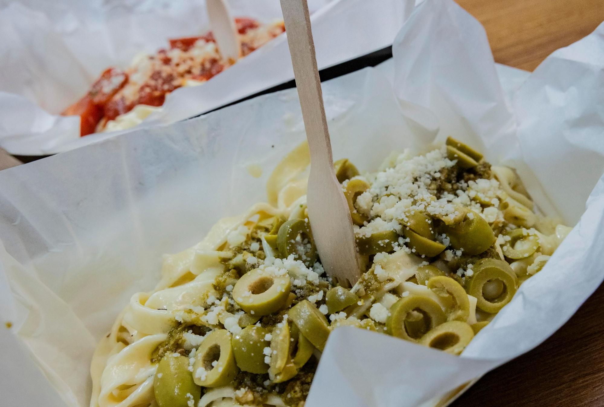 Eine Portion Tagliatelle-Nudeln mit Mozzarella und Oliven ist zu sehen.