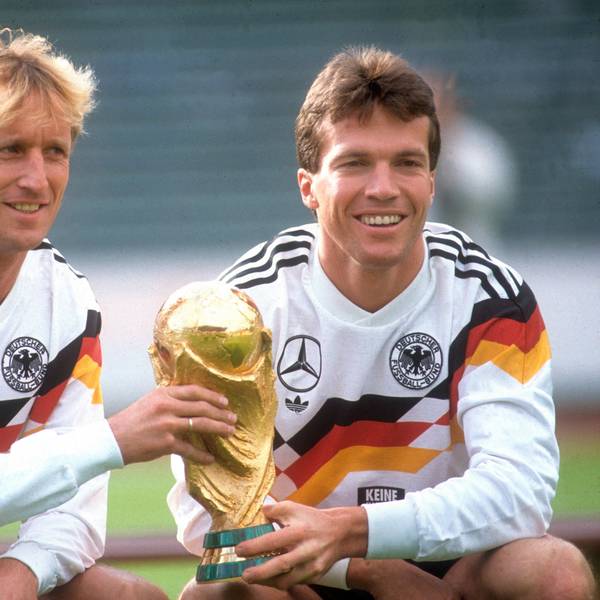 Andreas Brehme (l.), hier mit Lothar Matthäus und dem WM-Pokal 1990, ist im Alter von 63 Jahren gestorben. (Archivbild)