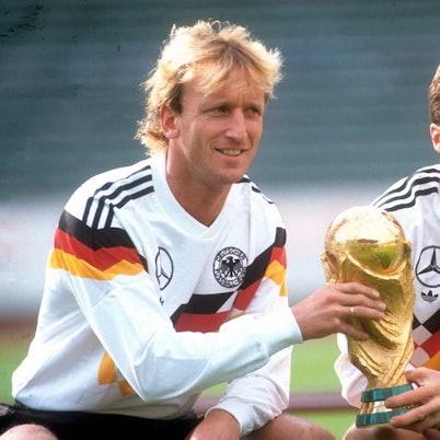 Andreas Brehme (l.), hier mit Lothar Matthäus und dem WM-Pokal 1990, ist im Alter von 63 Jahren gestorben. (Archivbild)