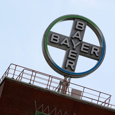 Das Logo des Chemiekonzerns Bayer ist auf dem Dach eines Bayer-Werks zu sehen.