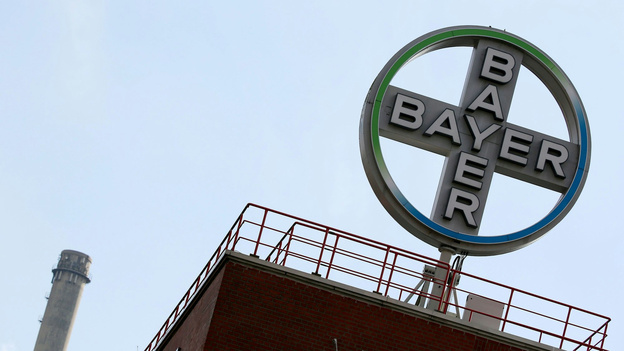 Das Logo des Chemiekonzerns Bayer ist auf dem Dach eines Bayer-Werks zu sehen.