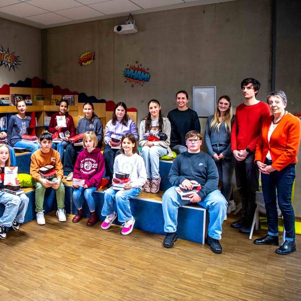 Das Bild zeigt die jungen Finalisten und die Jury in der Stadtbibliothek.