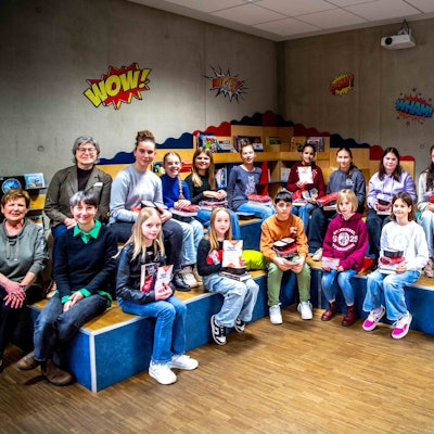 Das Bild zeigt die jungen Finalisten und die Jury in der Stadtbibliothek.