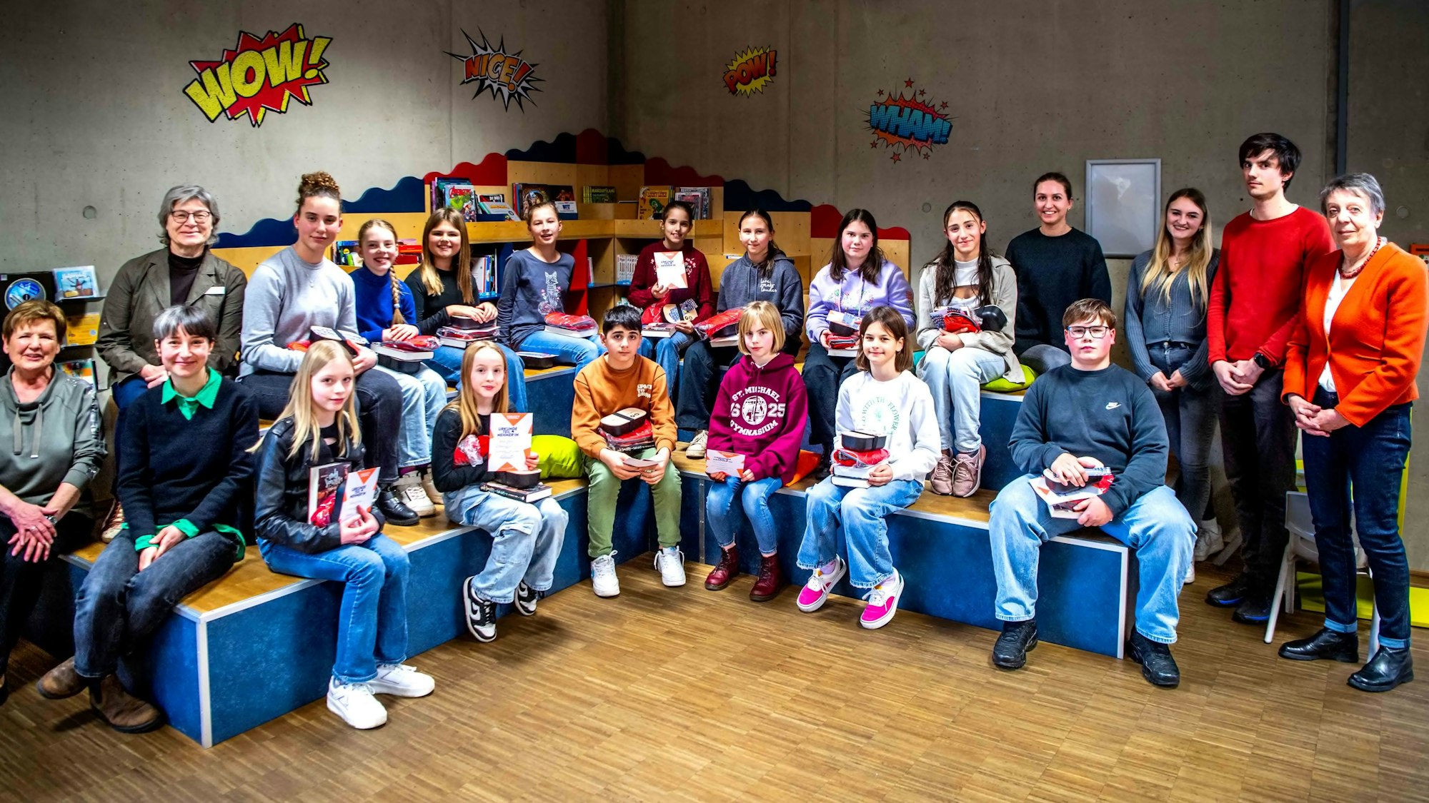 Das Bild zeigt die jungen Finalisten und die Jury in der Stadtbibliothek.
