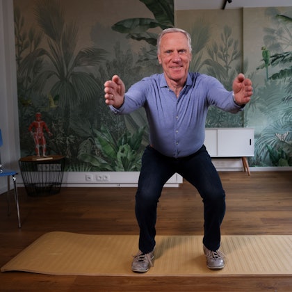 Ingo Froböse zeigt eine Übung für den Rücken.