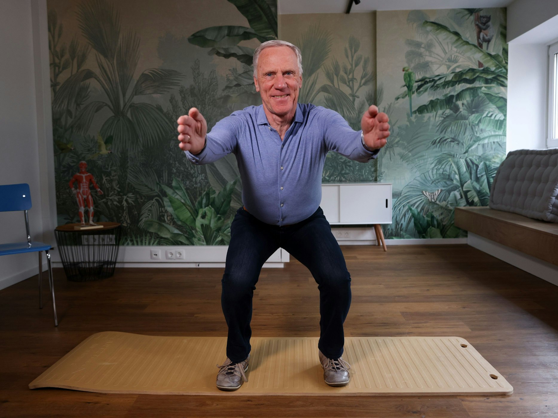 Ingo Froböse zeigt die Übung Kniebeuge.