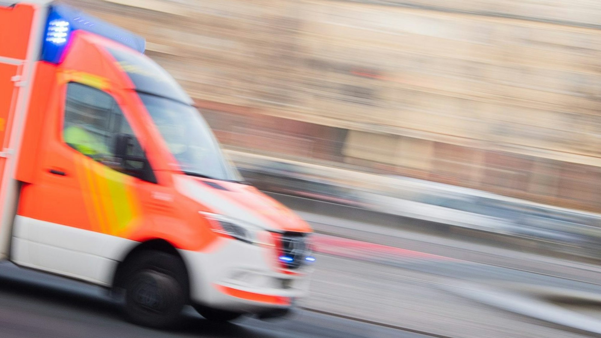 Das Bild ist ein Symbolfoto und zeigt einen Rettungswagen.