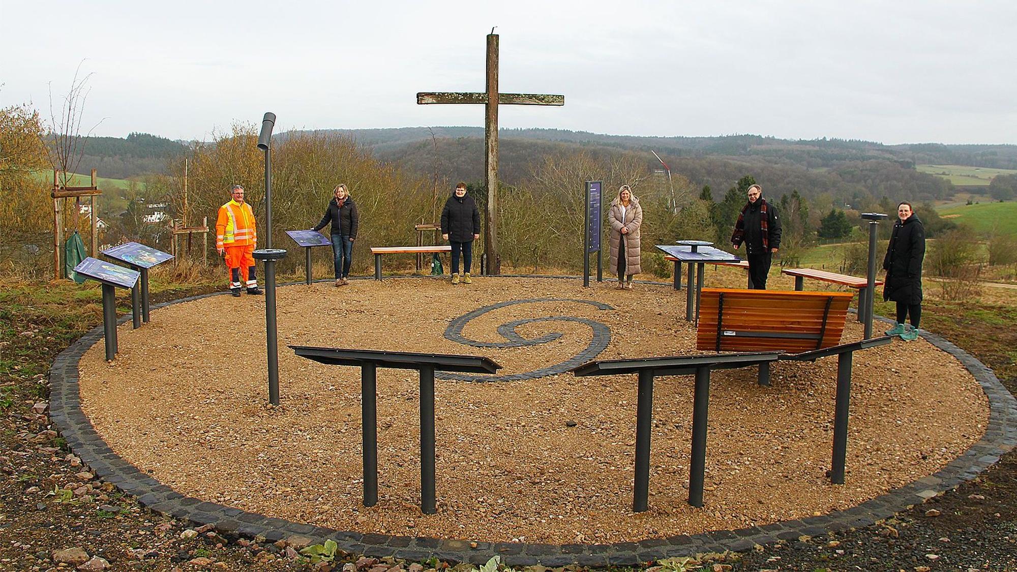 Einige Menschen stehen auf einem runden Platz bei Blankenheim-Rohr, im hinteren Bereich ist ein Kreuz. Der Platz ist zur Sternen-Beobachtung eingerichtet worden.