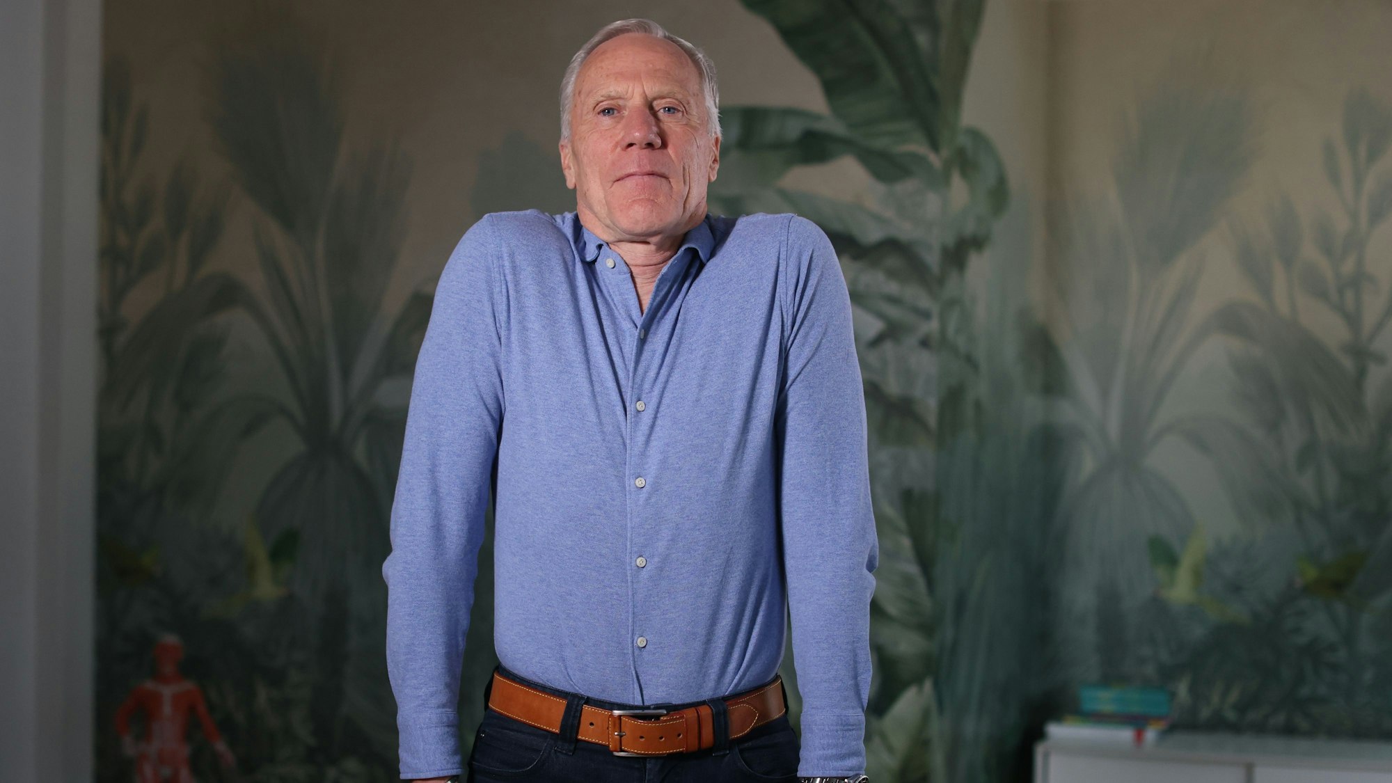 Professor Dr. Ingo Froböse zeigt die Übung Schulterkuss.